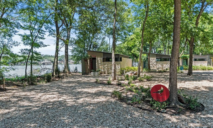 Malakoff Cottage | Mordern, Lakeside Cottage on a Private Peninsula w/Saltwater Pool, Pickleball