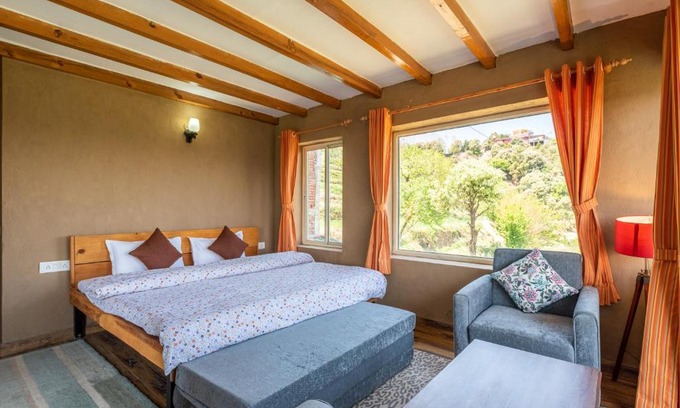 Kaul Apartment | Morning Ridge, Studio overlooking the hills w wifi by Roamhome
