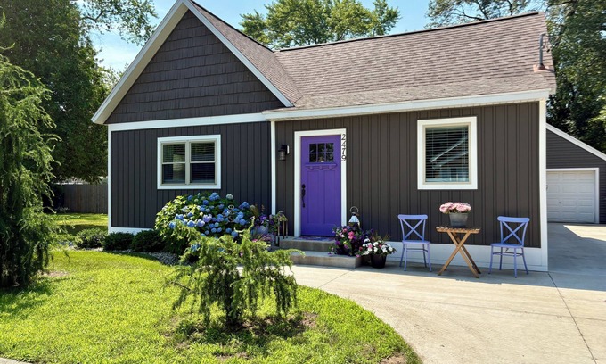 Lakeside House | Morton 1 –Fall Colors are coming, Game Room Fun, Fenced Yard – Dogs Welcome!