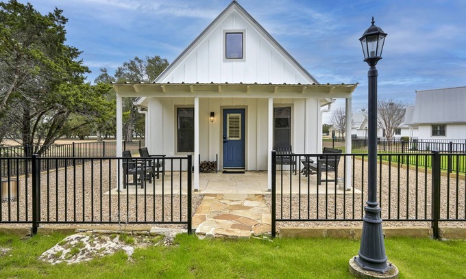 Dripping Springs Cottage | 'Moss Cottage' - Hill Country Views- Allegro Venue