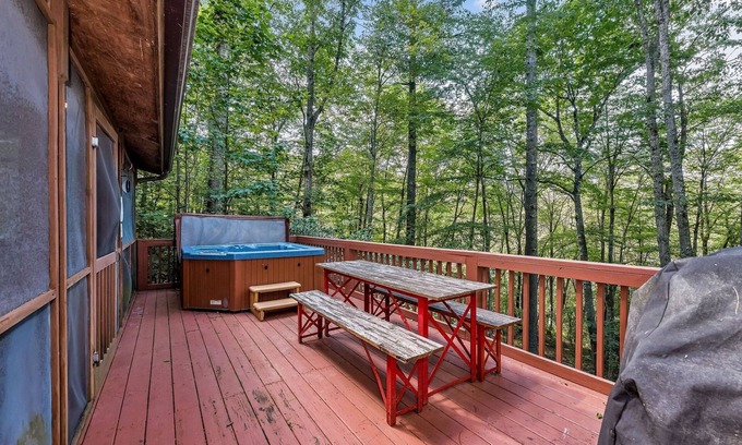West Jefferson Cabin | Mossy Top Log Cabin + Hot Tub + Hiking to New River