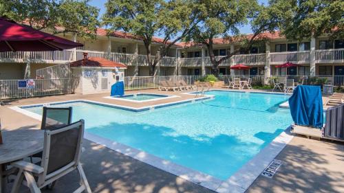 Addison Hotel | Motel 6-Addison, TX - Dallas
