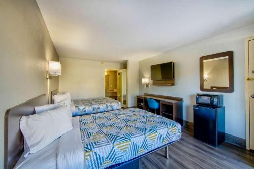 Lake Purdy Hotel | Motel 6 Birmingham, AL - Medical Center - Inverness Hwy 280