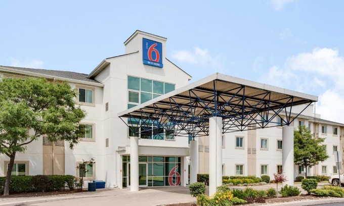 Steeles Industrial Hotel | Motel 6-Brampton, ON - Toronto