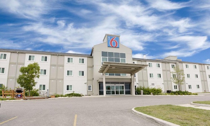 Brandon Hotel | Motel 6-Brandon, MB