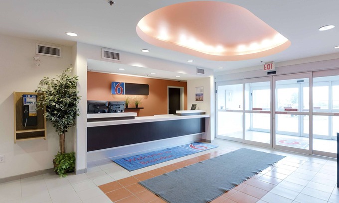 Brandon Hotel | Motel 6 Brandon, MB