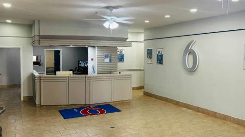 Cornwall Hotel | Motel 6 Cornwall, ON