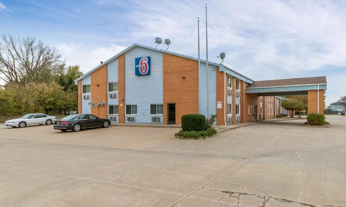 Quad Cities Hotel | Motel 6-Davenport, IA