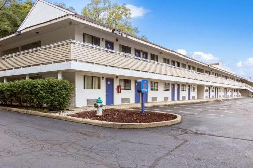 Dayton Hotel | Motel 6-Dayton, OH - Englewood