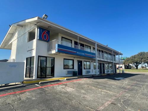 Denton Hotel | Motel 6 Denton, TX - UNT