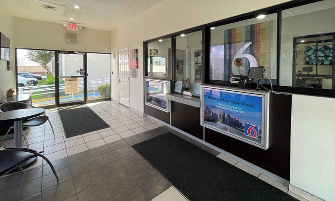 Duncanville Hotel | Motel 6 Duncanville, TX - Dallas