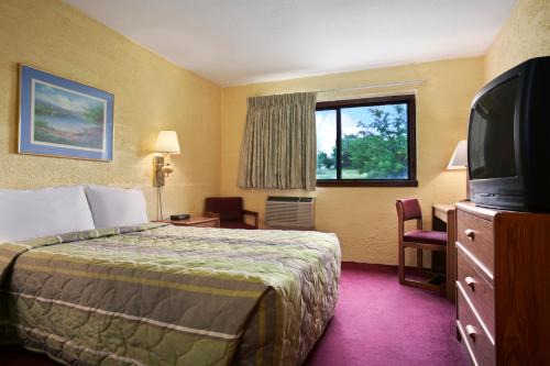 Eau Claire Hotel | Motel 6-Eau Claire, WI