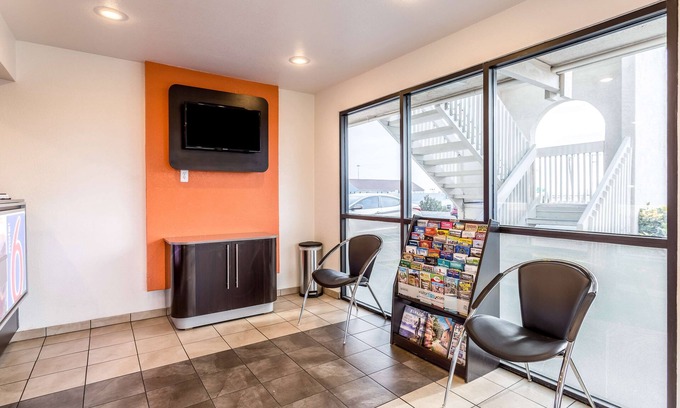 Biggs Field Hotel | Motel 6 El Paso, TX - East