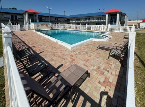 Englewood South Hotel | Motel 6 Englewood, FL
