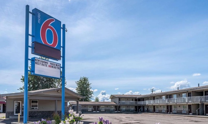 Fort Nelson Hotel | Motel 6-Fort Nelson, BC