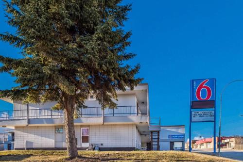 Fort St. John Hotel | Motel 6-Fort St. John, BC