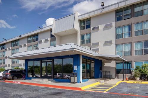 West Meadowbrook Hotel | Motel 6-Fort Worth, TX - Downtown East