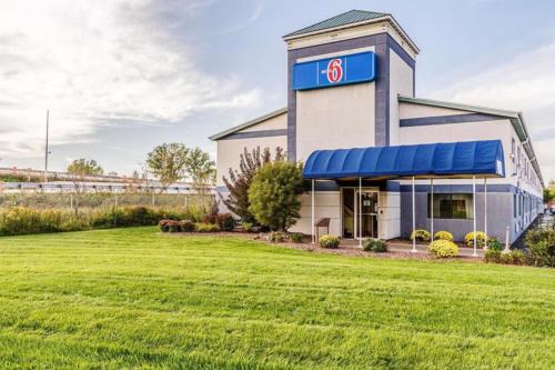 Ashwaubenon Hotel | Motel 6-Green Bay, WI - Lambeau
