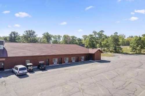 Breezy Point Hotel | Motel ∙ 6 guests