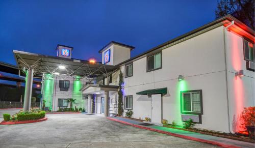 Humble Hotel | Motel 6 Humble, TX - Houston International Airport