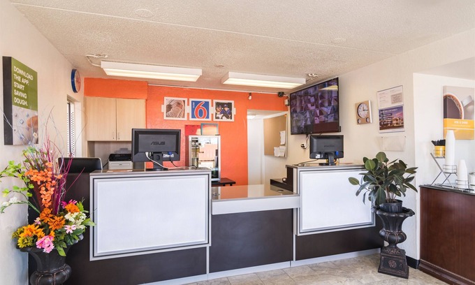 Joliet Hotel | Motel 6 Joliet, IL - I-80