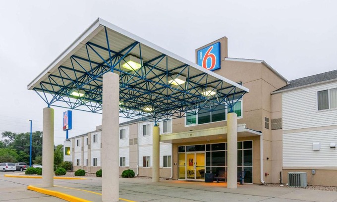 Kearney Hotel | Motel 6-Kearney, NE