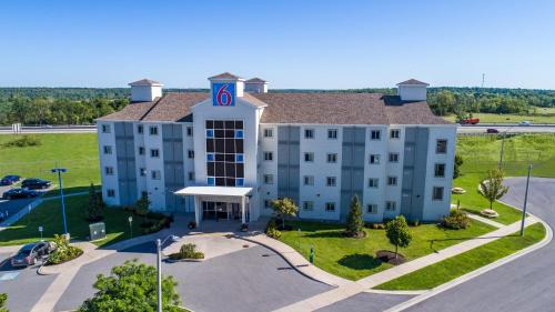 Kingston Hotel | Motel 6-Kingston, ON