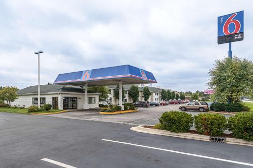 Kokomo Hotel | Motel 6-Kokomo, IN