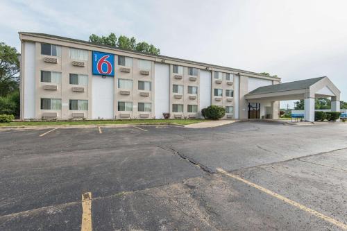 Lawrence Hotel | Motel 6-Lawrence, KS
