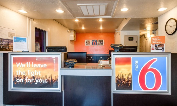 Lenexa Hotel | Motel 6 Lenexa, KS - Kansas City Southwest