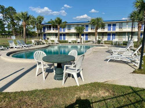 Marianna Hotel | Motel 6 Marianna, FL