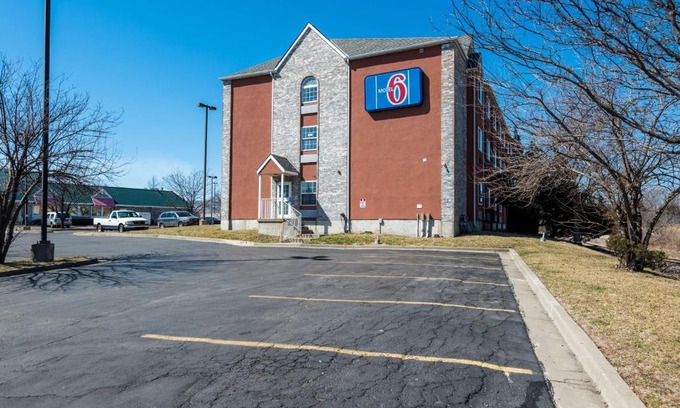 Olathe Hotel | Motel 6-Olathe, KS