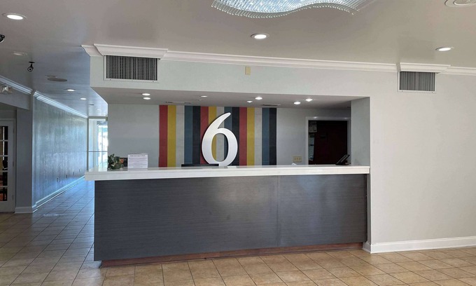 Opelika Hotel | Motel 6 Opelika, AL