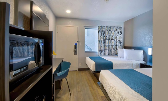 Palmdale Hotel | Motel 6 Palmdale, CA
