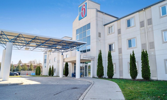 Peterborough Hotel | Motel 6 Peterborough, ON