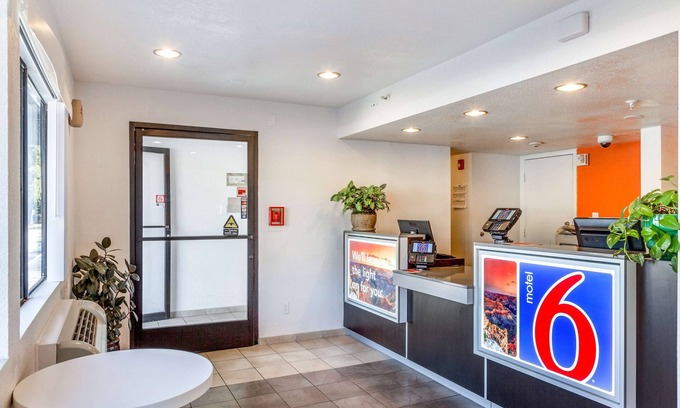 Interchange Square Hotel | Motel 6 Phoenix, AZ - West