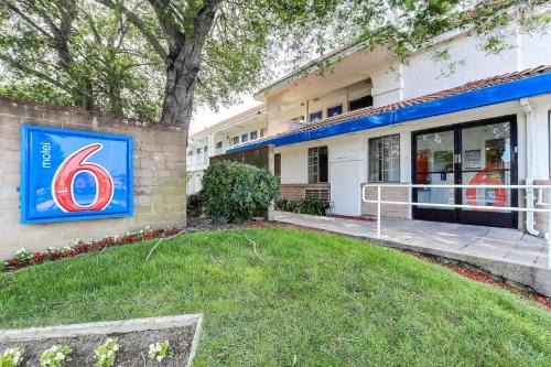 Pinole Hotel | Motel 6-Pinole, CA