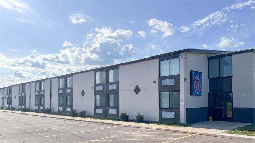 Rockford Hotel | Motel 6 Rockford, IL – RFD Airport