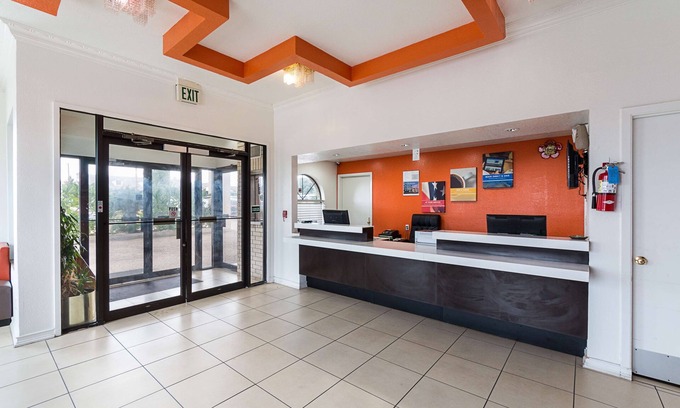 Vance Jackson Hotel | Motel 6 San Antonio, TX - Fiesta Trails