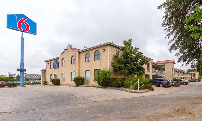 Vance Jackson Hotel | Motel 6-San Antonio, TX - Fiesta Trails