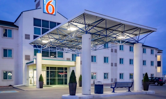 North Industrial Hotel | Motel 6 Saskatoon, SK