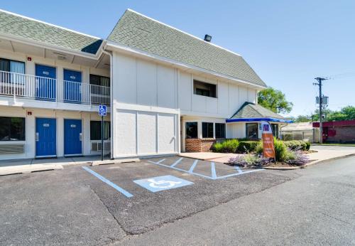 Schiller Park Hotel | Motel 6-Schiller Park, IL - Chicago O'Hare