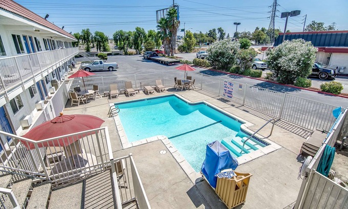 Stockton Hotel | Motel 6 Stockton, CA - Charter Way West