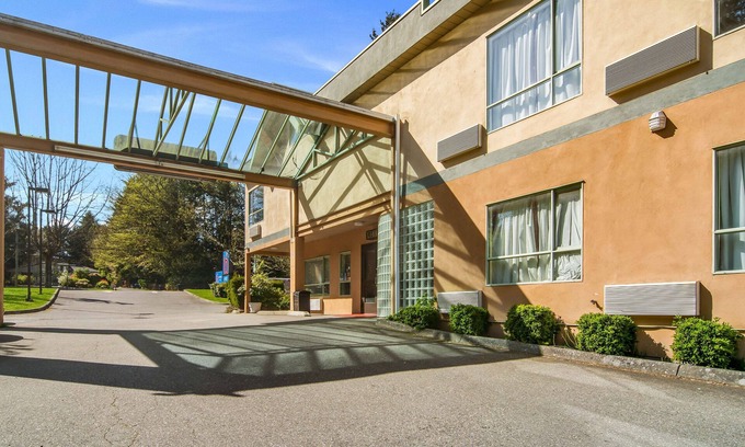 Newton Hotel | Motel 6 Surrey, BC