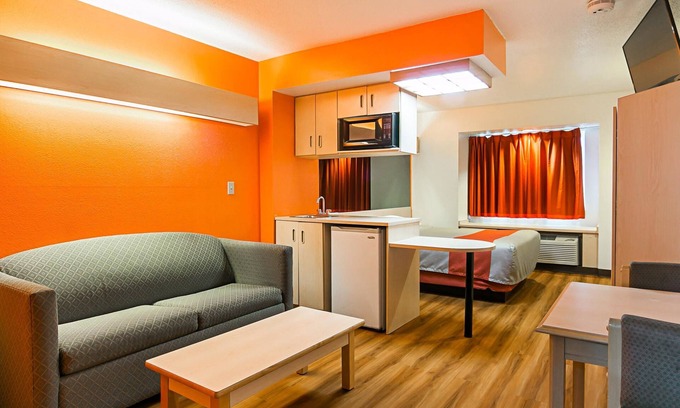 Sycamore Hotel | Motel 6 Sycamore, IL