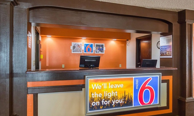 Waterloo Hotel | Motel 6 Waterloo, IA - Crossroads Mall - Cedar Falls