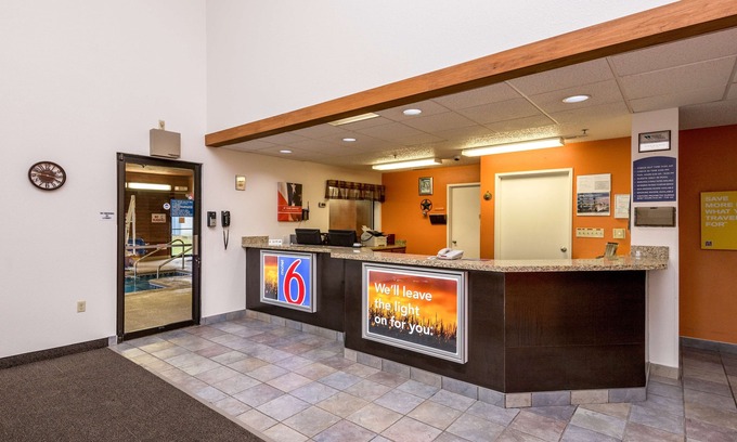 Waterloo Hotel | Motel 6 Waterloo, IA