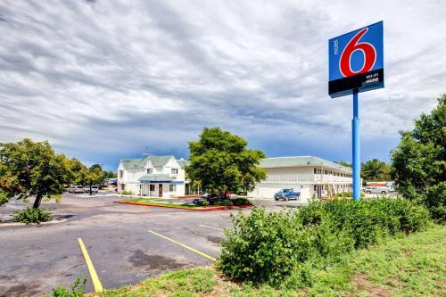 Arvada Plaza Area Hotel | Motel 6-Wheat Ridge, CO - West - Denver North