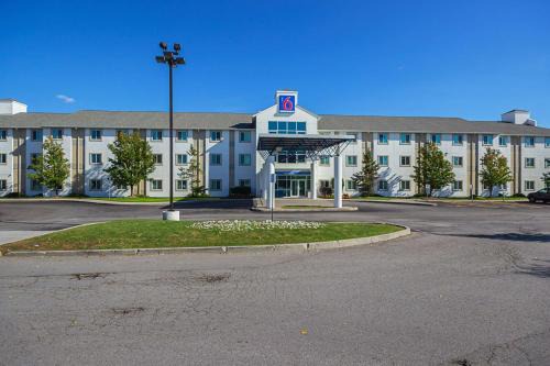 Whitby Hotel | Motel 6-Whitby, ON - Toronto East