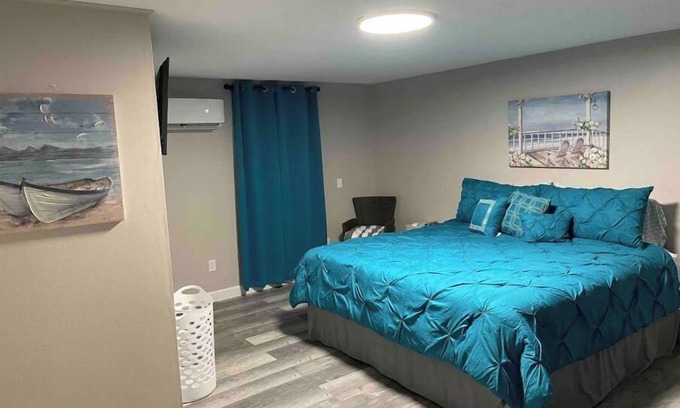 Gilbertsville House | Motel at KY Lake. Seaside Lounge